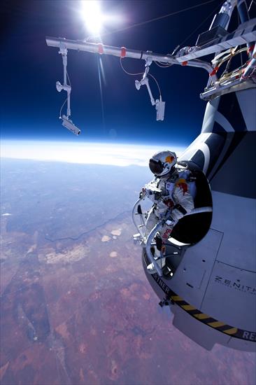 RedBull Stratos Felix Baumgartner - felix-baumgartner-red-bull-stratos-jump-PROSTA LINIA.jpg