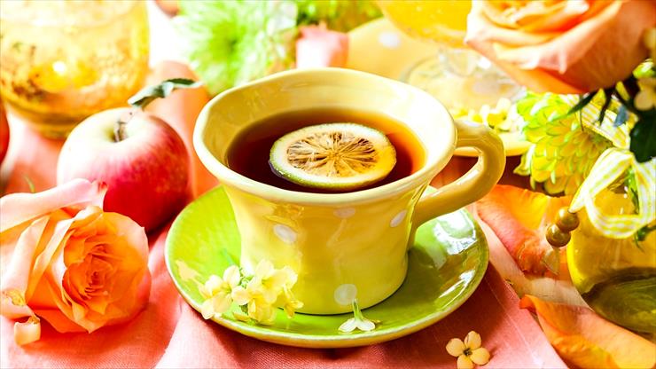 Kawa i herbata - tapeta-herbatka-z-cytryna-w-zoltej-filizance.jpg